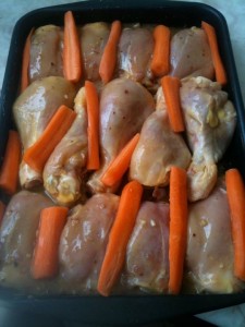 Pollo y zanahorias con la marinada al horno