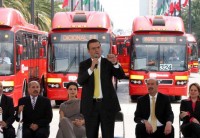 En la entrega de 17 autobuses para las líneas 1 y 2 de Metrobús. Con Guillermo Calderón Aguilera, Armando Quintero, Rosalinda Bueso, Marcelo Ebrard y José Ángel Ávila