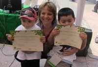 Martha Delgado con dos pequeños guardianes verdes